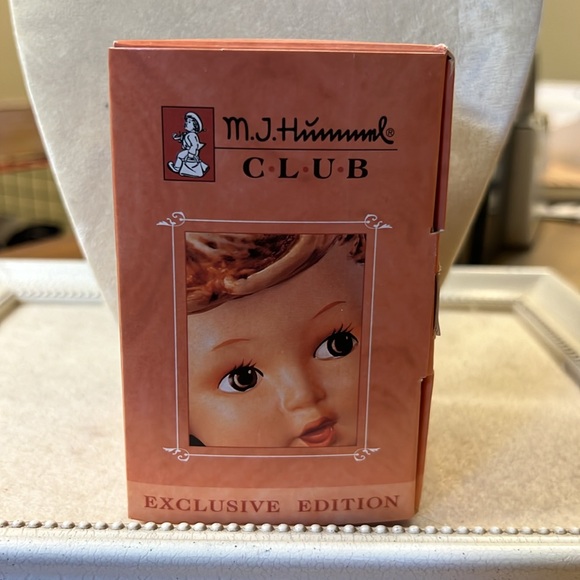 Hummel figurine #1222 3 5/8” Garden Treasures - Picture 7 of 7